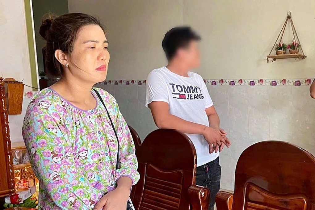 Bắt tú bà điều hành gái mại dâm phục vụ quán karaoke - 1 Bắt tú bà điều hành gái mại dâm phục vụ quán karaoke - 1