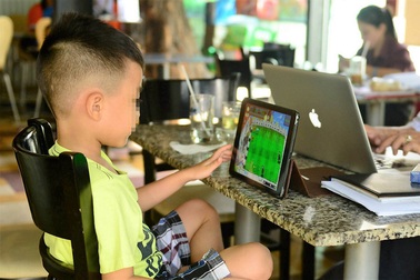 Trẻ “rối” vì thiết bị công nghệ