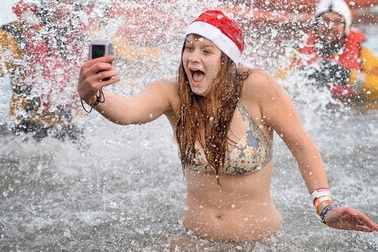 Ném đồ cũ, đập bát đĩa và đánh nhau để đón năm mới