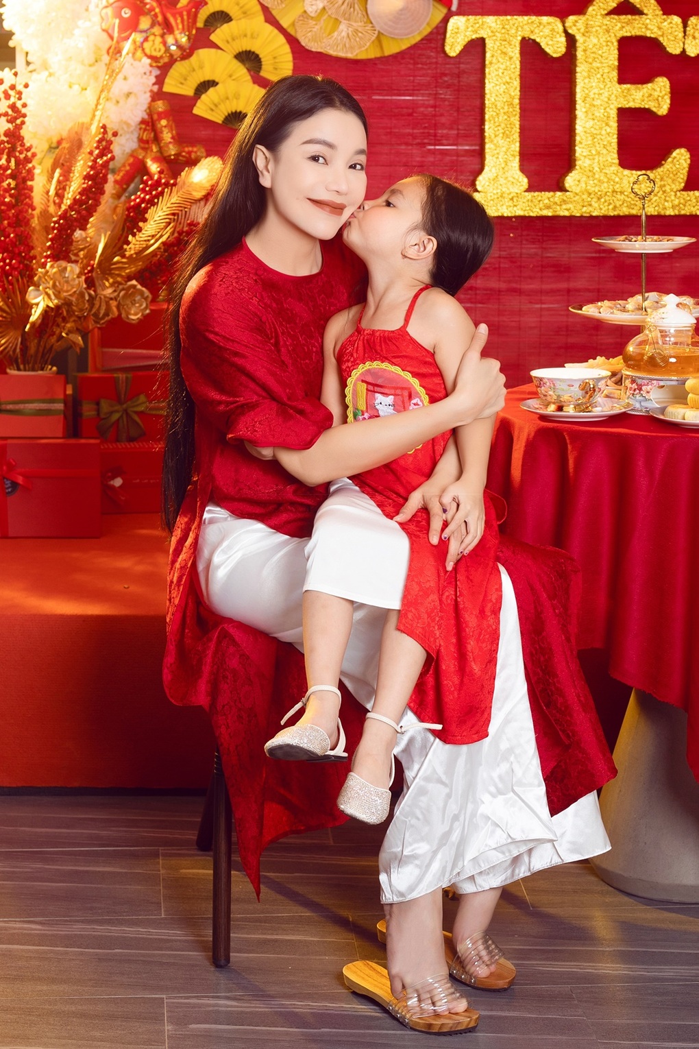 Trà Ngọc Hằng và gia đình thực hiện bộ ảnh Tết xưa, gợi nhớ quá khứ vất vả - 2 Trà Ngọc Hằng và gia đình thực hiện bộ ảnh Tết xưa, gợi nhớ quá khứ vất vả - 2