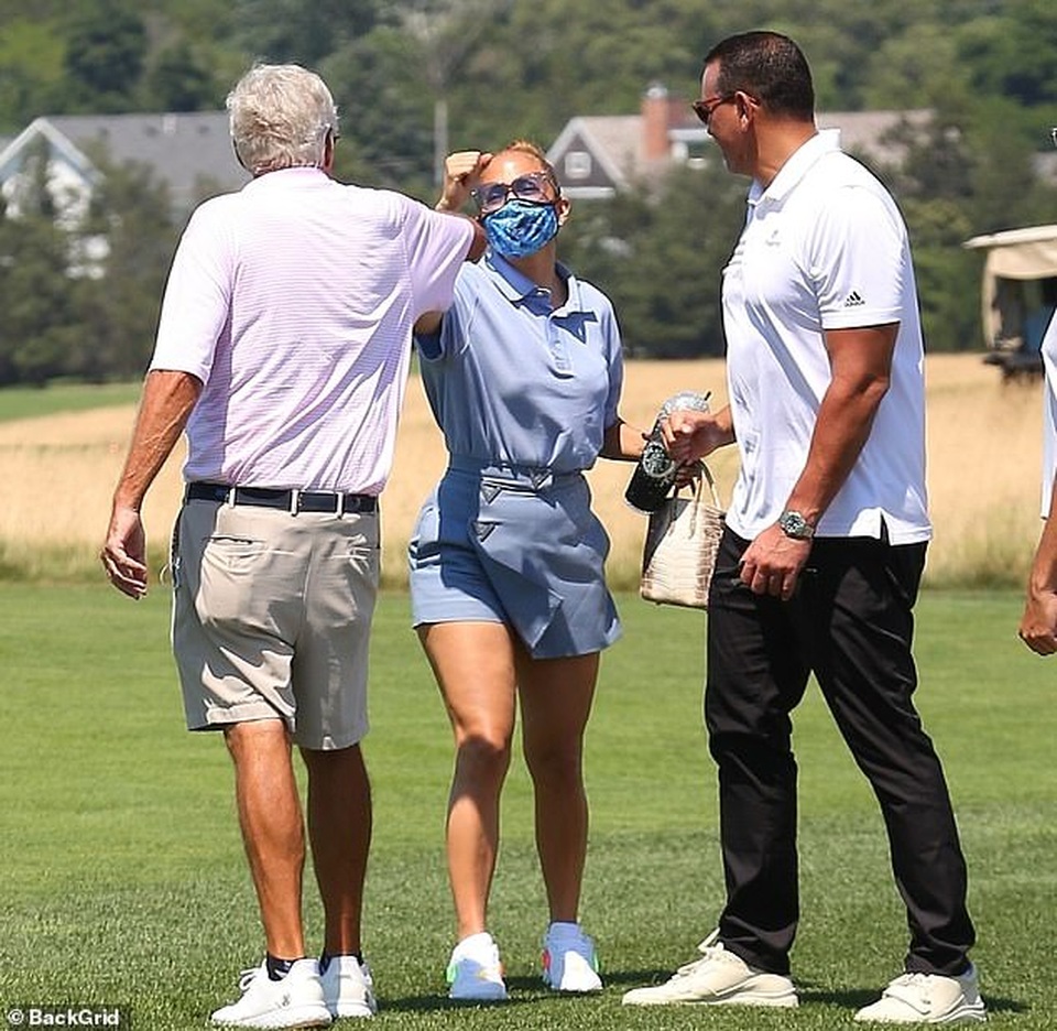 Jennifer Lopez tình tứ hôn bồ trẻ khi đi chơi golf - 5 Jennifer Lopez tình tứ hôn bồ trẻ khi đi chơi golf - 5