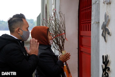 Người dân Thủ đô vái vọng khi đi lễ sáng mùng 1 Tết Nhâm Dần