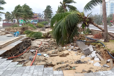 Đường lên bán đảo Sơn Trà tan hoang sau mưa lũ lịch sử