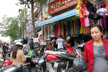 Rét đột ngột "ghé thăm", dân đổ xô đi mua đồ mùa đông