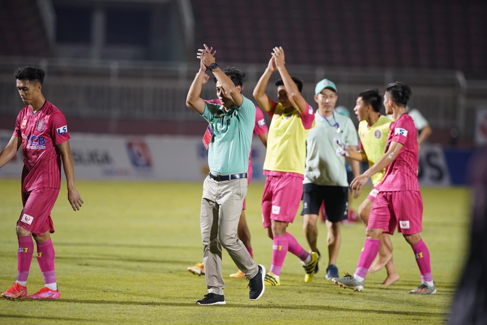 Ngoại binh đá hỏng phạt đền, HL Hà Tĩnh thua sát nút Sài Gòn FC - 11 Ngoại binh đá hỏng phạt đền, HL Hà Tĩnh thua sát nút Sài Gòn FC - 11