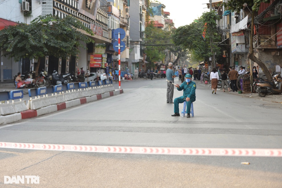 Hà Nội phong tỏa cả đoạn phố Đê La Thành để xét nghiệm Covid-19 - 5 Hà Nội phong tỏa cả đoạn phố Đê La Thành để xét nghiệm Covid-19 - 5
