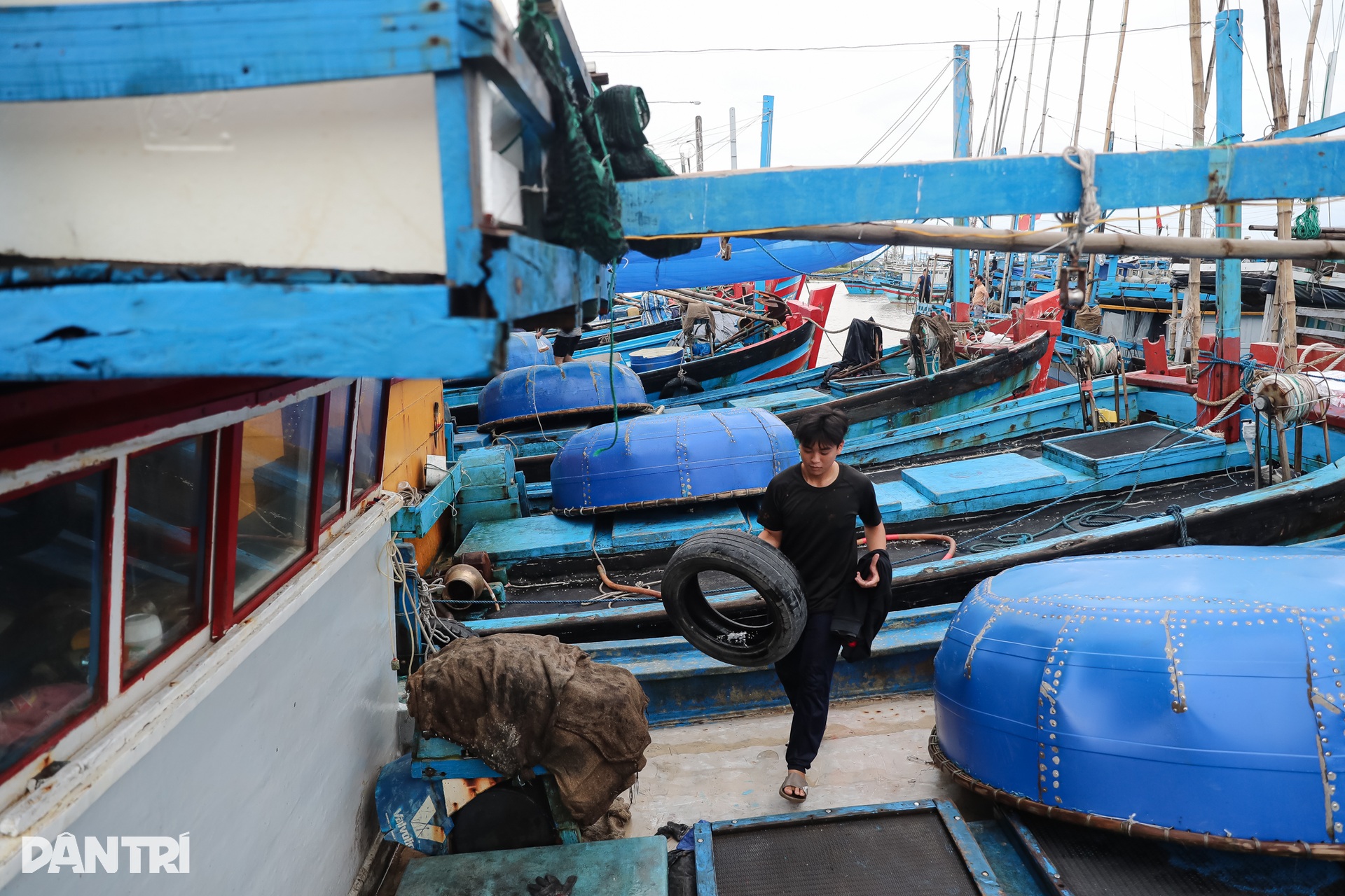 Ngư dân Đắk Lắk chạy đua ứng phó bão Kalmaegi - 12 Ngư dân Đắk Lắk chạy đua ứng phó bão Kalmaegi - 12