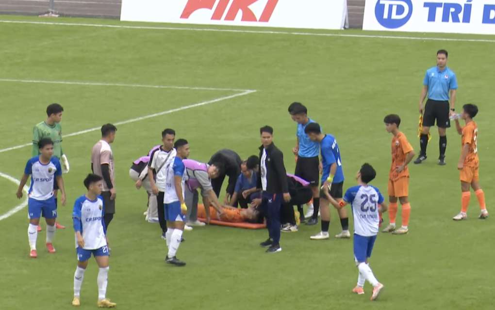 Cầu thủ đột nhiên bị co giật khi thi đấu ở giải hạng Ba Việt Nam - 1