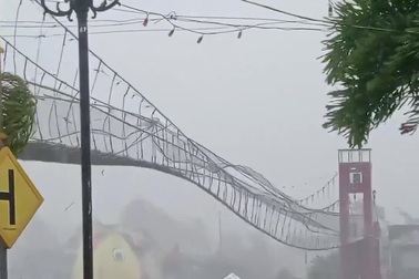 Cầu rung lắc dữ dội giữa siêu bão Phượng Hoàng ở Philippines