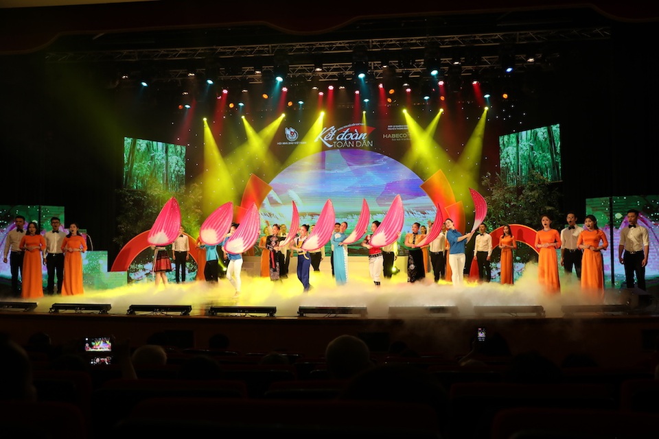 Dư âm chương trình nghệ thuật “Kết đoàn toàn dân” - 1 Dư âm chương trình nghệ thuật “Kết đoàn toàn dân” - 1