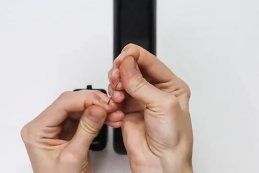 Mẹo đơn giản để sử dụng điều khiển TV chỉ với một viên pin