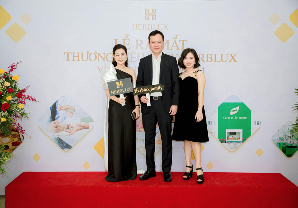 Lễ ra mắt thương hiệu TPBVSK Herblux: Ấn tượng, hội tụ những gương mặt đình đám màn ảnh Việt - 3 Lễ ra mắt thương hiệu TPBVSK Herblux: Ấn tượng, hội tụ những gương mặt đình đám màn ảnh Việt - 3
