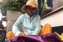 Nghề kiếm tiền nhờ áo mưa rách, một thời thịnh vượng đang dần bị lãng quên