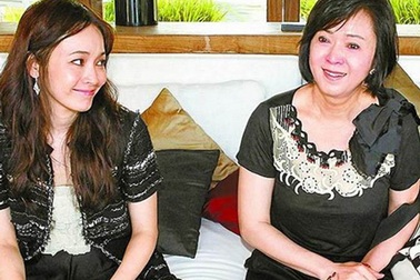 Mẹ của Hầu Bội Sâm khóc khi thừa nhận là “người thứ ba”