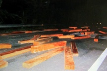 Đối tượng chở gỗ lậu tông công an xuống mương ra đầu thú