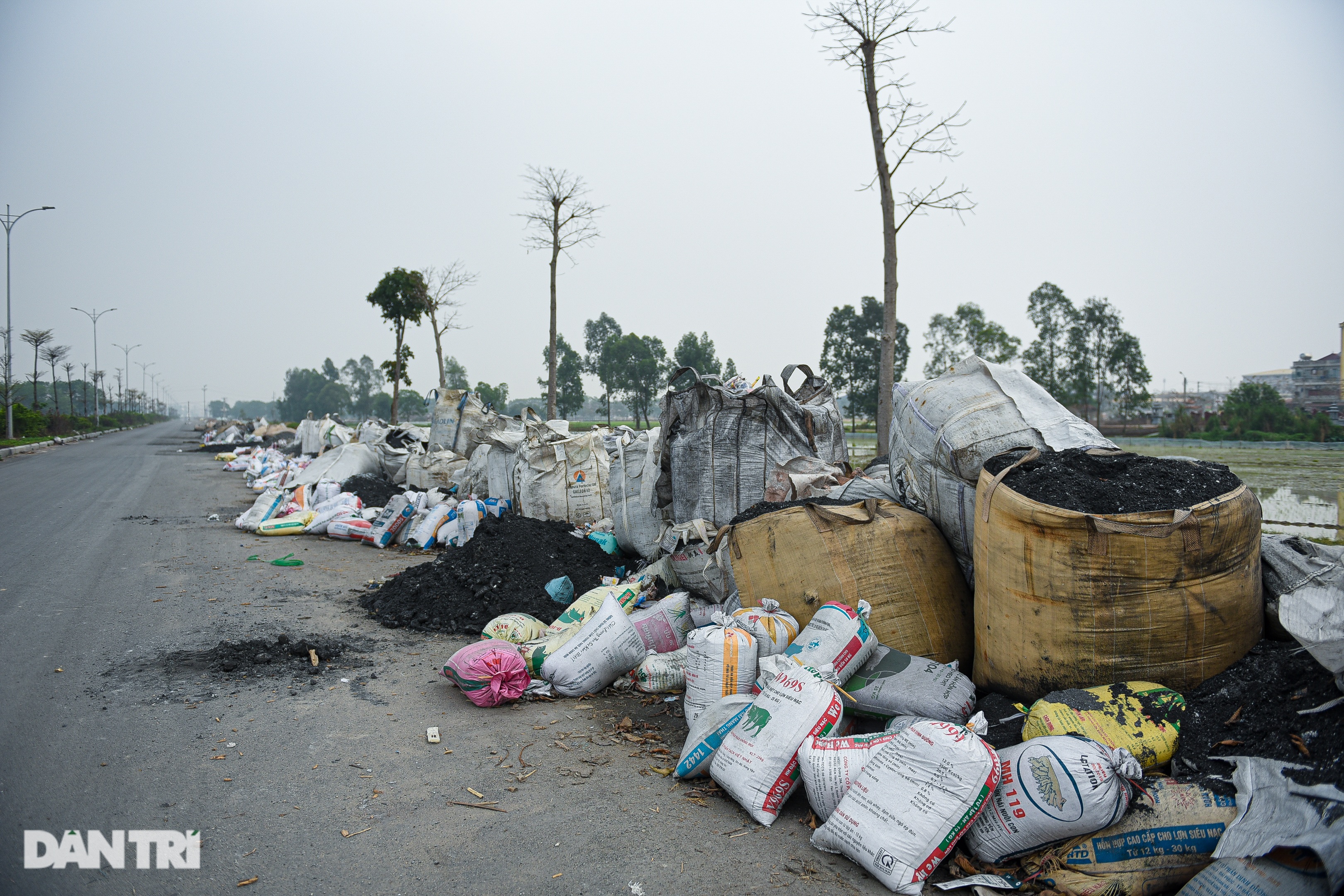 Làng ám khói, người dân nhọ nhem quanh năm vì xỉ thải nhôm ở Bắc Ninh - 16 Làng ám khói, người dân nhọ nhem quanh năm vì xỉ thải nhôm ở Bắc Ninh - 16