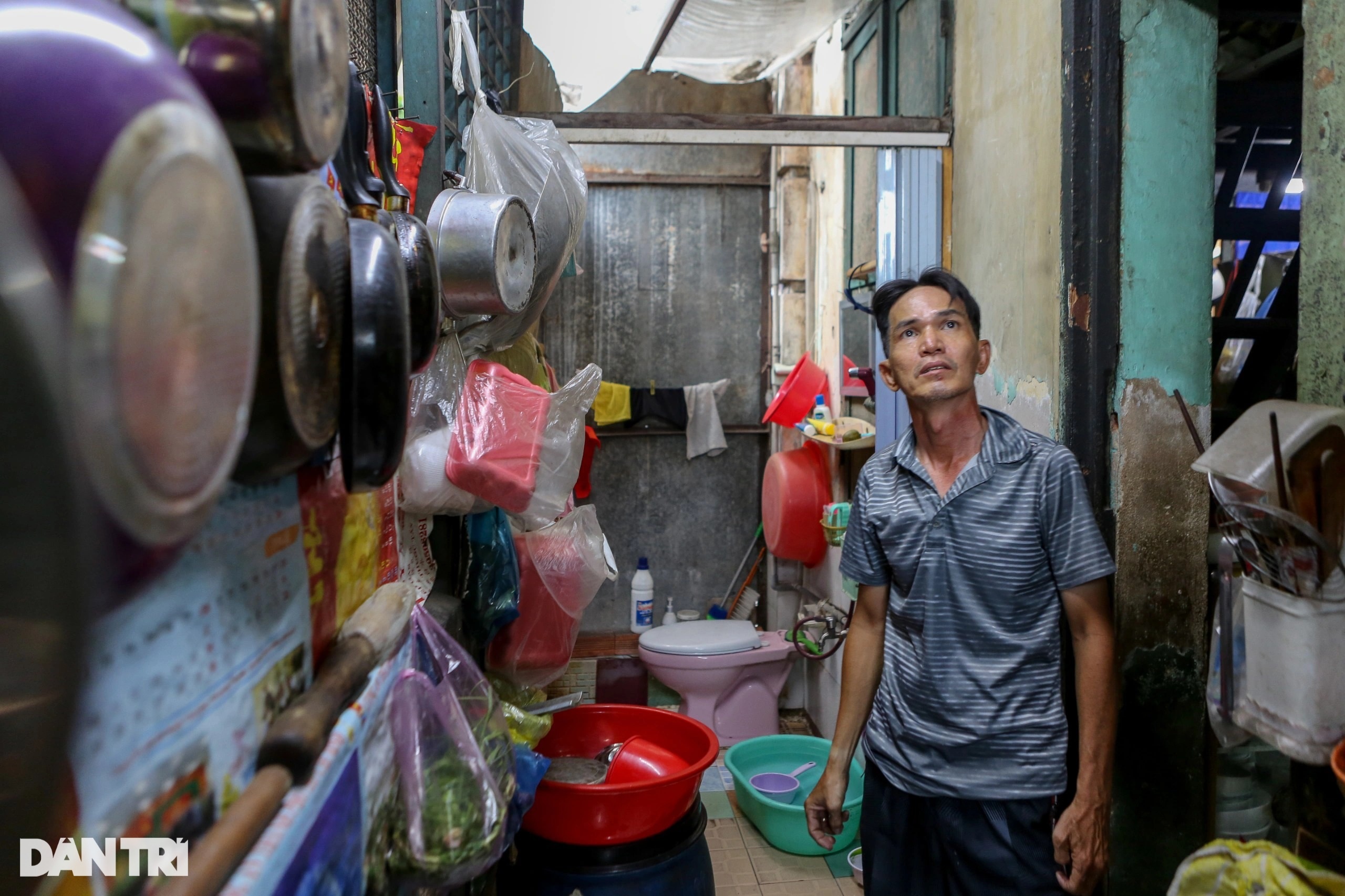 Hàng chục hộ dân liều mình sống trong chung cư sắp sập ở TPHCM - 8 Hàng chục hộ dân liều mình sống trong chung cư sắp sập ở TPHCM - 8