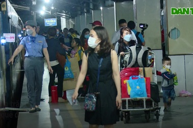 Chuyến tàu 0 đồng đưa hàng trăm công nhân làm việc ở TPHCM về quê đón Tết