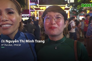 Chen lấn, ùn tắc trên đường hoa Nguyễn Huệ