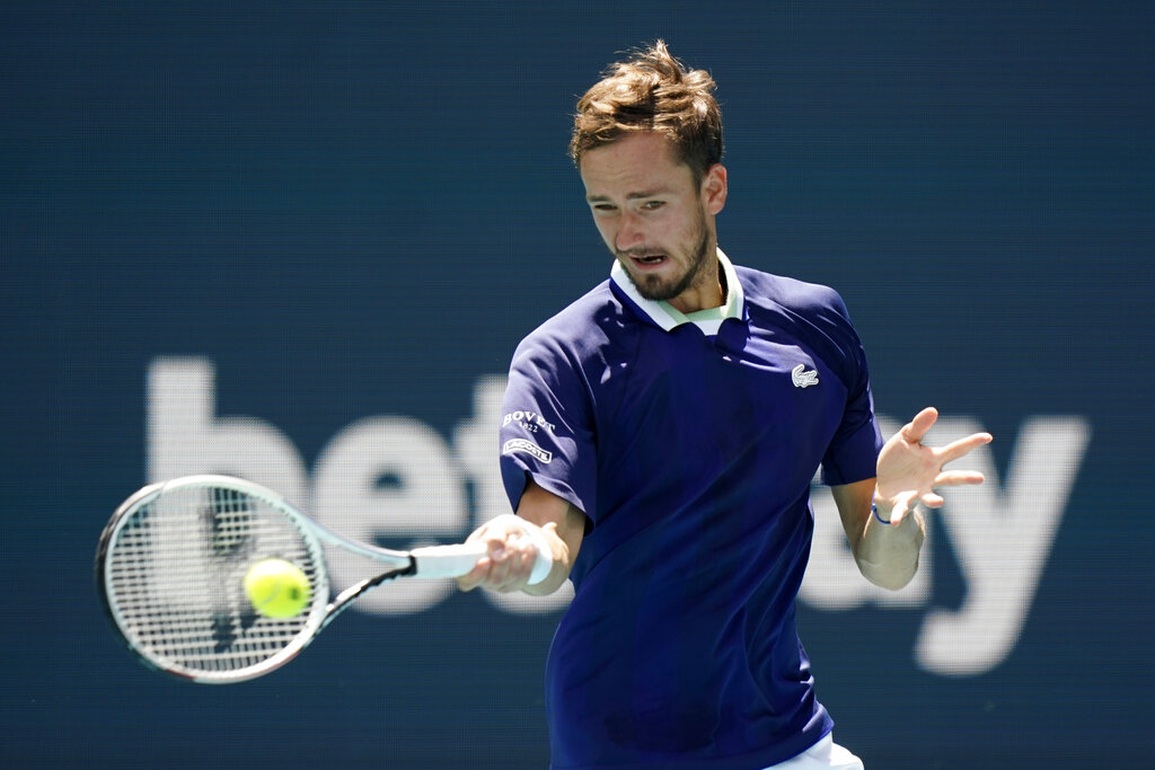 Medvedev đi tiếp ở Miami Open sau 85 phút thăng hoa - 1 Medvedev đi tiếp ở Miami Open sau 85 phút thăng hoa - 1