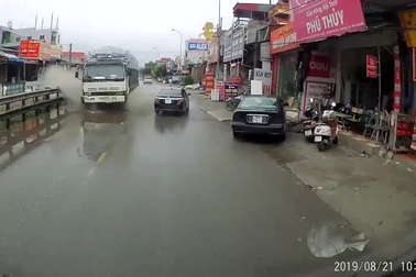 Xe con hứng trọn "bom nước" từ xe tải dù trời khô ráo
