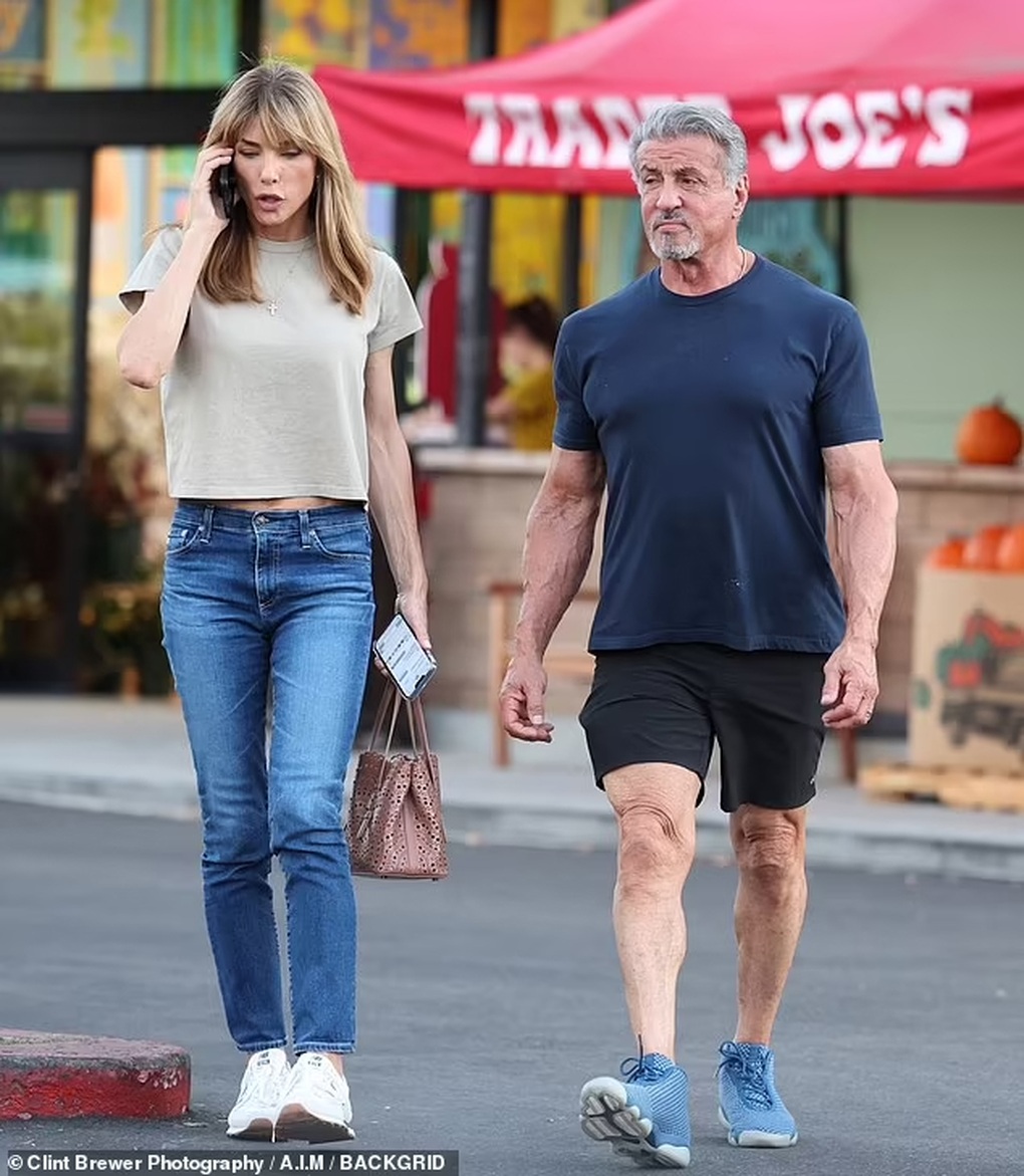 Sylvester Stallone ra phố cùng vợ kém 22 tuổi sau khi hàn gắn quan hệ - 2 Sylvester Stallone ra phố cùng vợ kém 22 tuổi sau khi hàn gắn quan hệ - 2