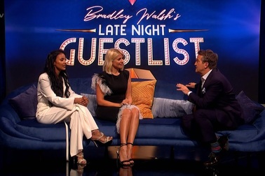 Holly Willoughby & Maya Jama xinh đẹp trên truyền hình