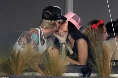 Megan Fox tình tứ hôn bồ trẻ trong kỳ nghỉ tại Hy Lạp