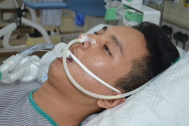 Rớt nước mắt cảnh chàng trai hiếu thảo đổ bệnh "hiểm", cả gia đình khốn đốn