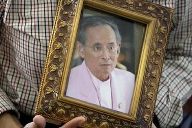 Quốc Vương Thái Lan nhập viện