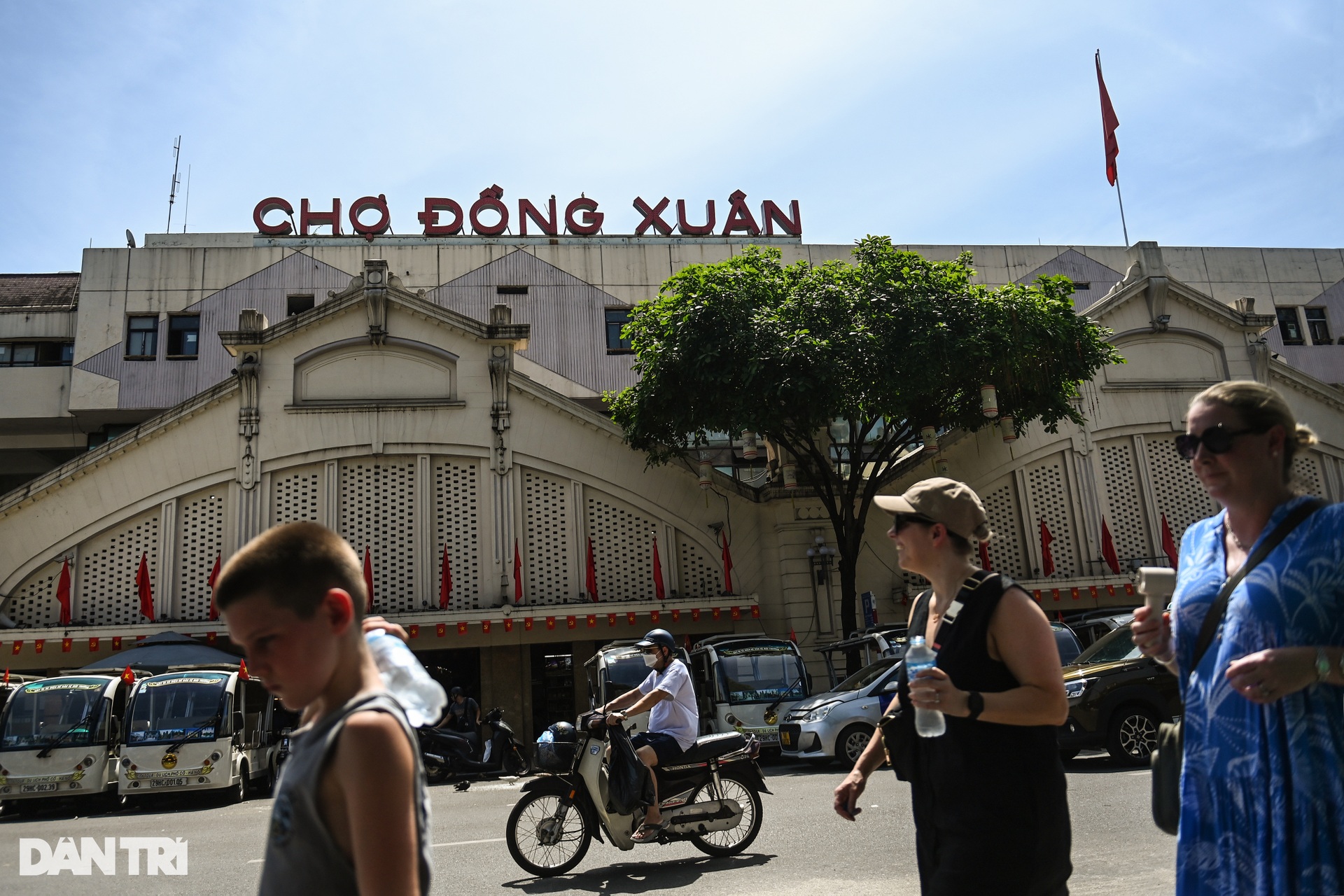 Hàng trăm gian hàng chợ Đồng Xuân đắp chiếu, không bóng người - 1 Hàng trăm gian hàng chợ Đồng Xuân đắp chiếu, không bóng người - 1