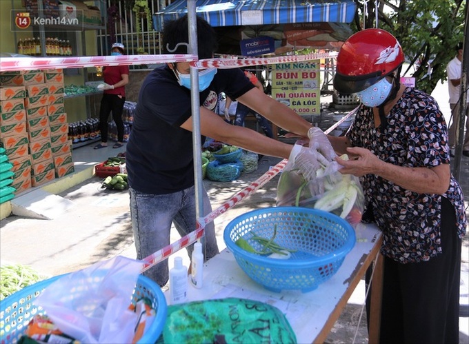 Siêu thị 0 đồng ấm tình người giữa tâm dịch Đà Nẵng: Khách hàng trả phí bằng nụ cười - Ảnh 12. Siêu thị 0 đồng ấm tình người giữa tâm dịch Đà Nẵng: Khách hàng trả phí bằng nụ cười - Ảnh 12.