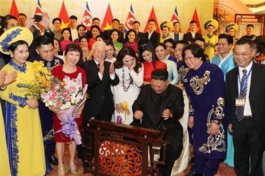Chủ tịch Triều Tiên Kim Jong-un đánh thử đàn bầu Việt Nam