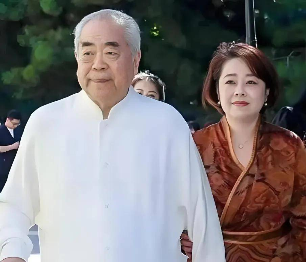 Nhà thư pháp 87 tuổi có con trai với vợ kém 50 tuổi, từ mặt con gái ruột - 4 Nhà thư pháp 87 tuổi có con trai với vợ kém 50 tuổi, từ mặt con gái ruột - 4