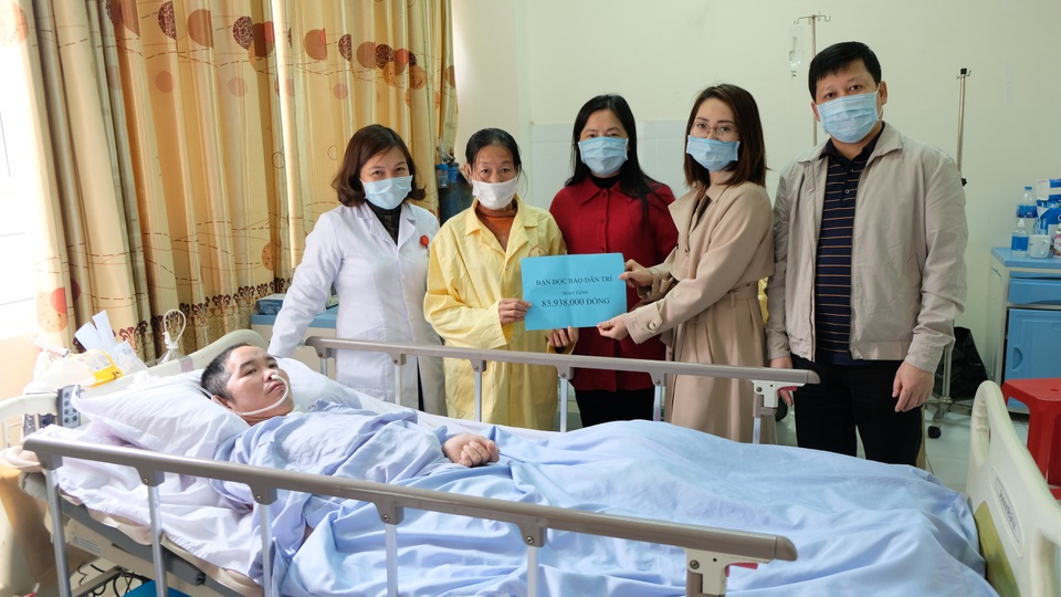 Bạn đọc giúp người vợ chăm chồng chấn thương sọ não gần 86 triệu đồng - 1 Bạn đọc giúp người vợ chăm chồng chấn thương sọ não gần 86 triệu đồng - 1