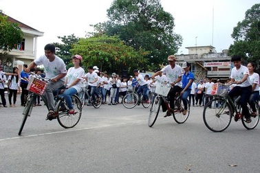 Hàng trăm bạn trẻ hưởng ứng “Ngày không khói xe”