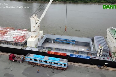 Quá trình bốc dỡ các toa tàu metro từ khoang chứa lên bờ