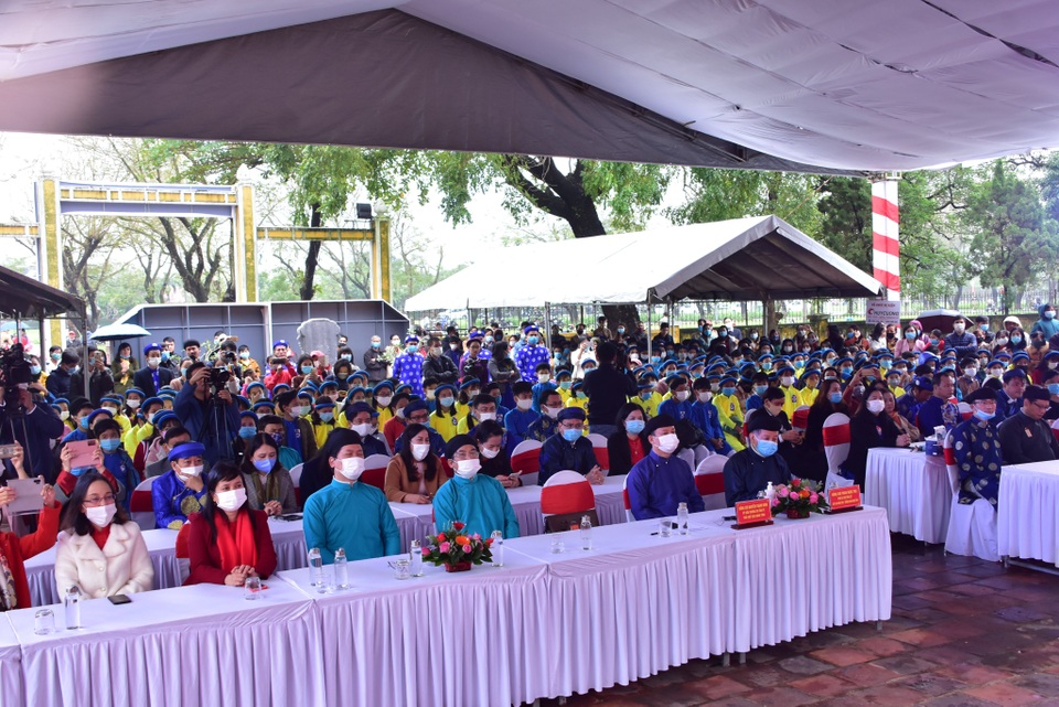 367 học sinh danh dự toàn trường mặc áo dài ngũ thân lên nhận thưởng - 3 367 học sinh danh dự toàn trường mặc áo dài ngũ thân lên nhận thưởng - 3