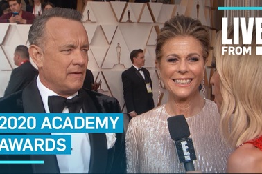 Tom Hanks vui vẻ trả lời phỏng vấn