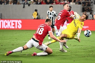 Man Utd bất ngờ thua thảm trước đội bóng ít tên tuổi của Xứ Wales