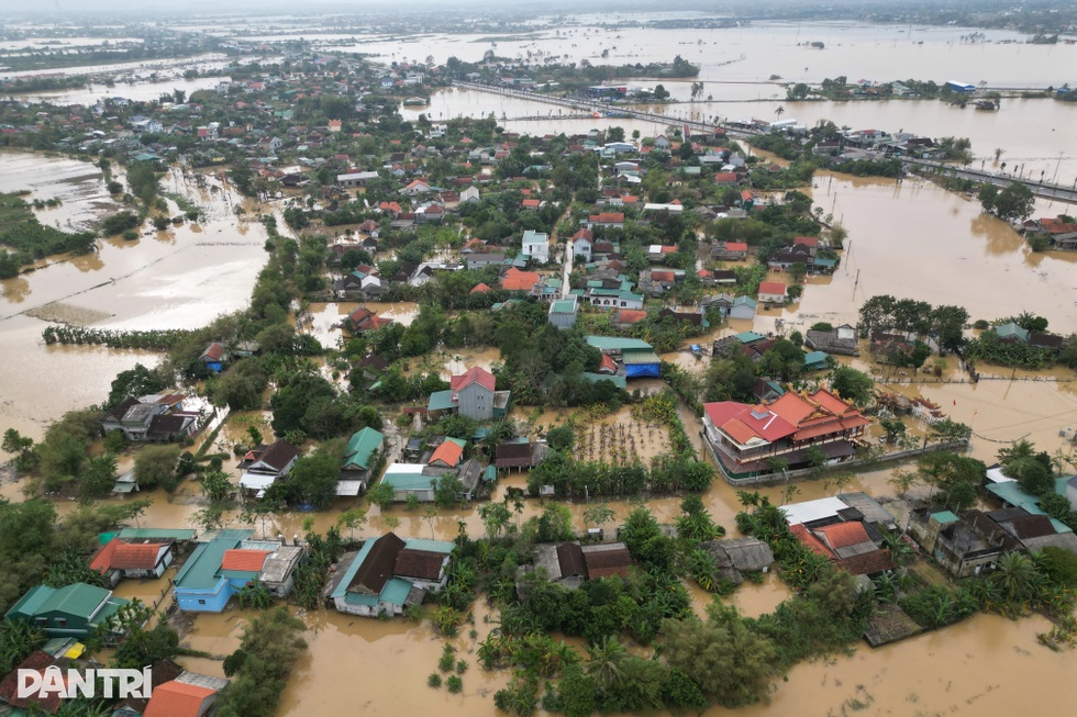 Người dân miền Trung lại quay cuồng trong mưa lũ, lốc xoáy, sạt lở - 2 Người dân miền Trung lại quay cuồng trong mưa lũ, lốc xoáy, sạt lở - 2