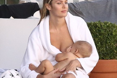 Thiên thần nội y vừa cho con bú vừa chụp hình