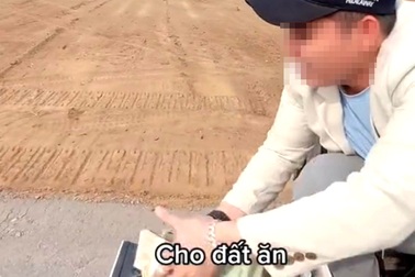 Thanh niên chơi ngông ngồi ô tô rải tiền "cho đất ăn" khai gì?