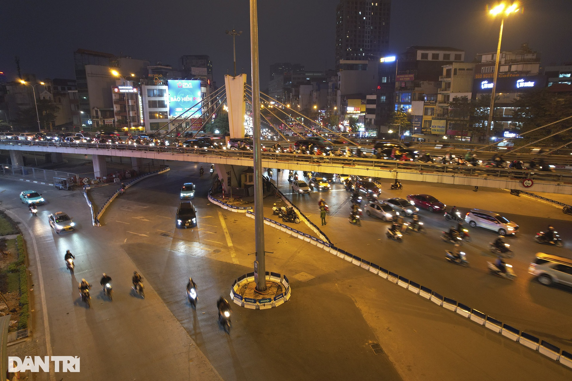 Ngã Tư Sở thông suốt giờ cao điểm sau khi phân luồng lại - 7 Ngã Tư Sở thông suốt giờ cao điểm sau khi phân luồng lại - 7