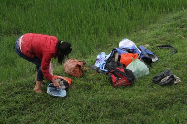 Xe khách lộn nhiều vòng dưới ruộng, 8 người nhập viện