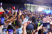 "Biển" người chào đón Hoa hậu Hoàn vũ Philippines về nước lúc nửa đêm