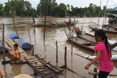 Mỗi ngày hàng trăm em học sinh Việt Kiều liều mình qua sông Khánh An thế này