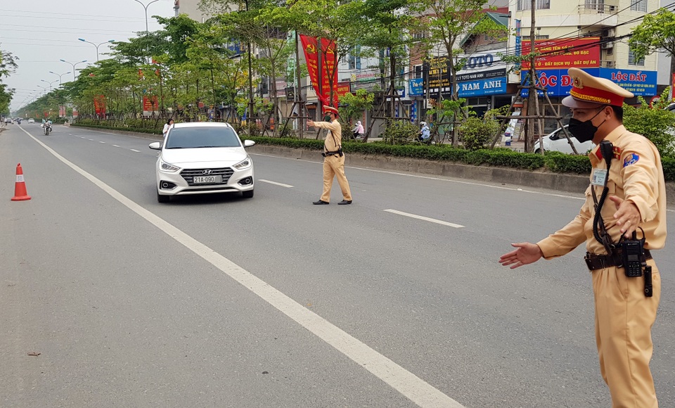 Hà Nội: Bị thu xe vì uống 1 lon bia rồi đi… đổ xăng - 9 Hà Nội: Bị thu xe vì uống 1 lon bia rồi đi… đổ xăng - 9