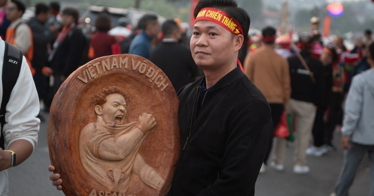 Gallery - Cổ động viên điêu khắc chân dung Xuân Son cổ vũ đội tuyển Việt Nam | Báo Dân trí