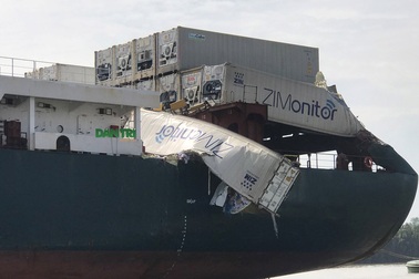 Clip cảnh “hôi của” hỗn loạn trên sông sau vụ hai tàu đâm nhau